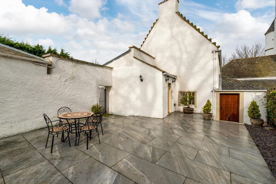 Castle Gogar Cottage House in Scotland
