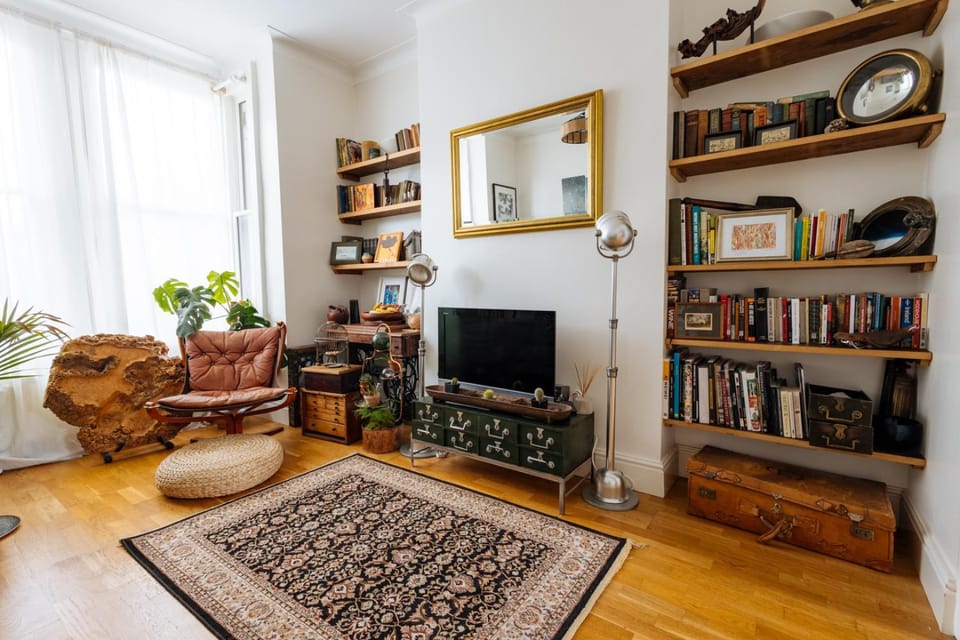 TV and multimedia, Living room, Decorative detail, Seating area