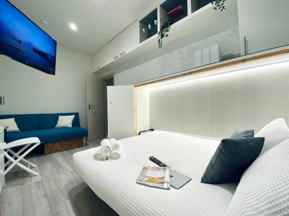 Bed, TV and multimedia, Living room, Photo of the whole room, Seating area, Bedroom, towels