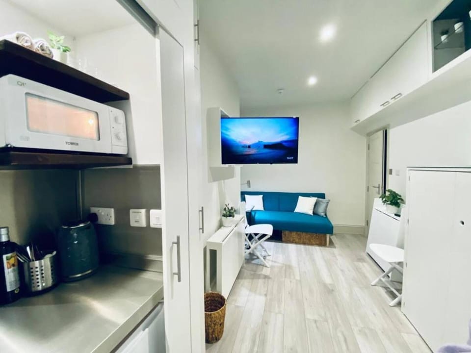 TV and multimedia, Coffee/tea facilities, Kitchen or kitchenette, Living room, Dining area