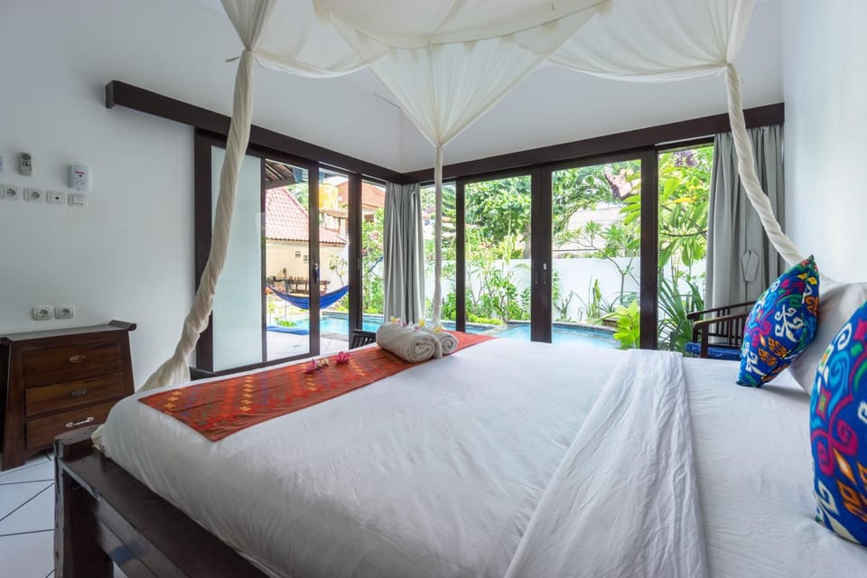 Shower, Toilet, Bed, Garden, Bathroom, TV and multimedia, Coffee/tea facilities, Kitchen or kitchenette, Living room, Decorative detail, Seating area, Dining area, Bedroom, Garden view, Pool view, Swimming pool, cot