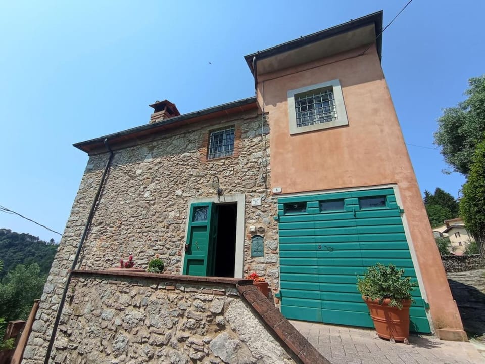 Casa spaziosa in caratteristico paesino di alta collina House in Lucca