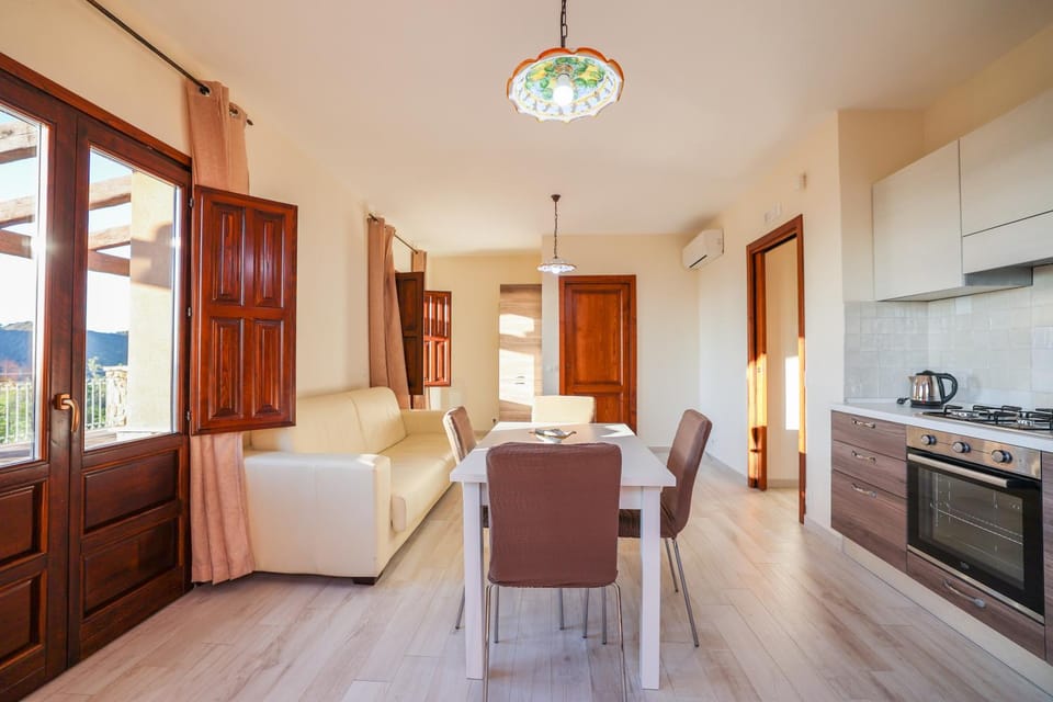 Kitchen or kitchenette, Dining area, kitchen