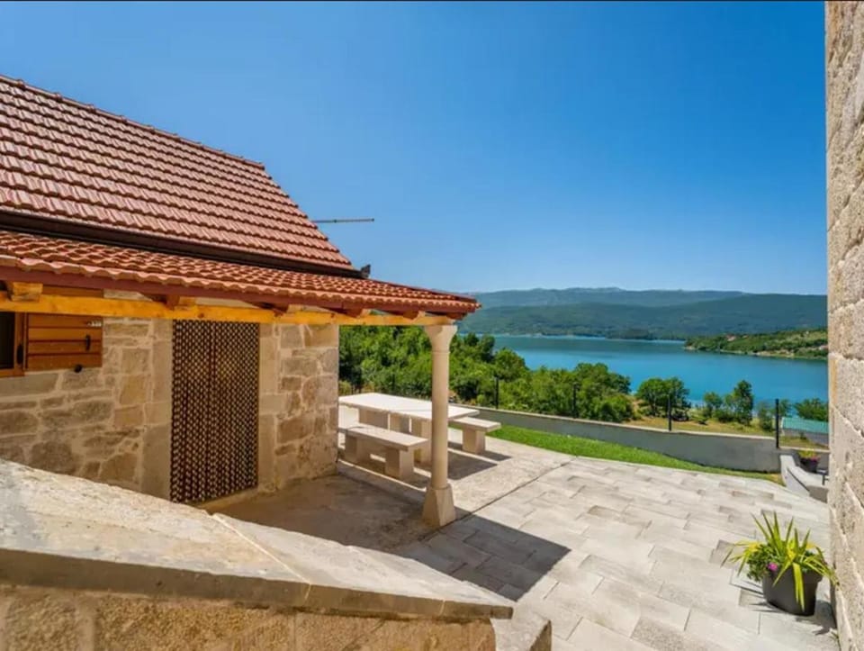 Lake view, fireplace