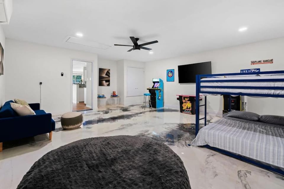 High End Design Home with Pool & Hot Tub Gameroom House in Round Rock