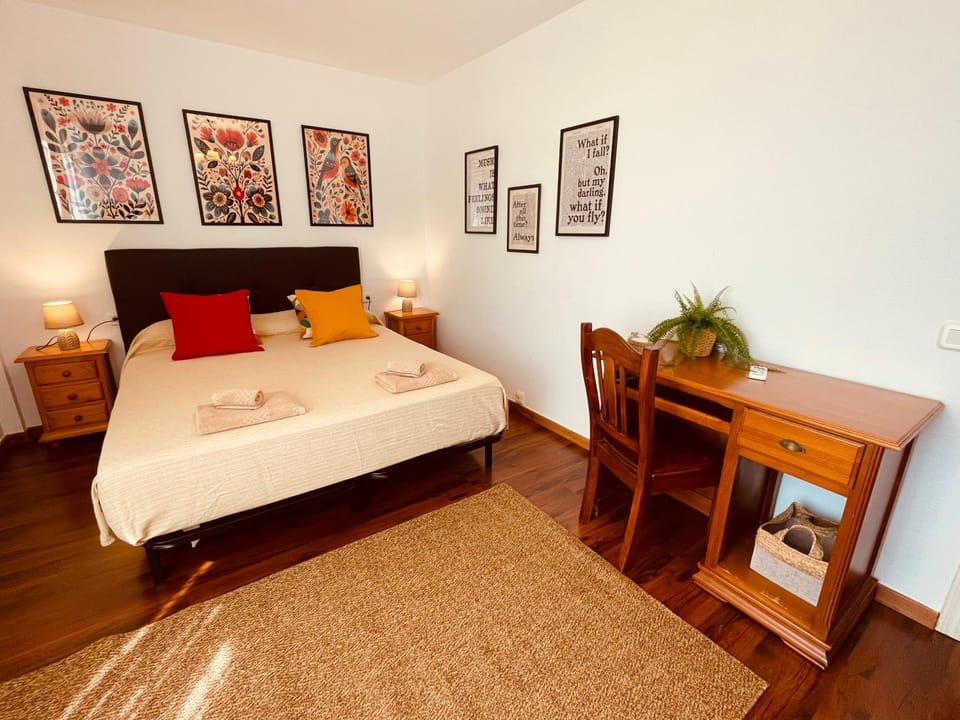 Photo of the whole room, Bedroom
