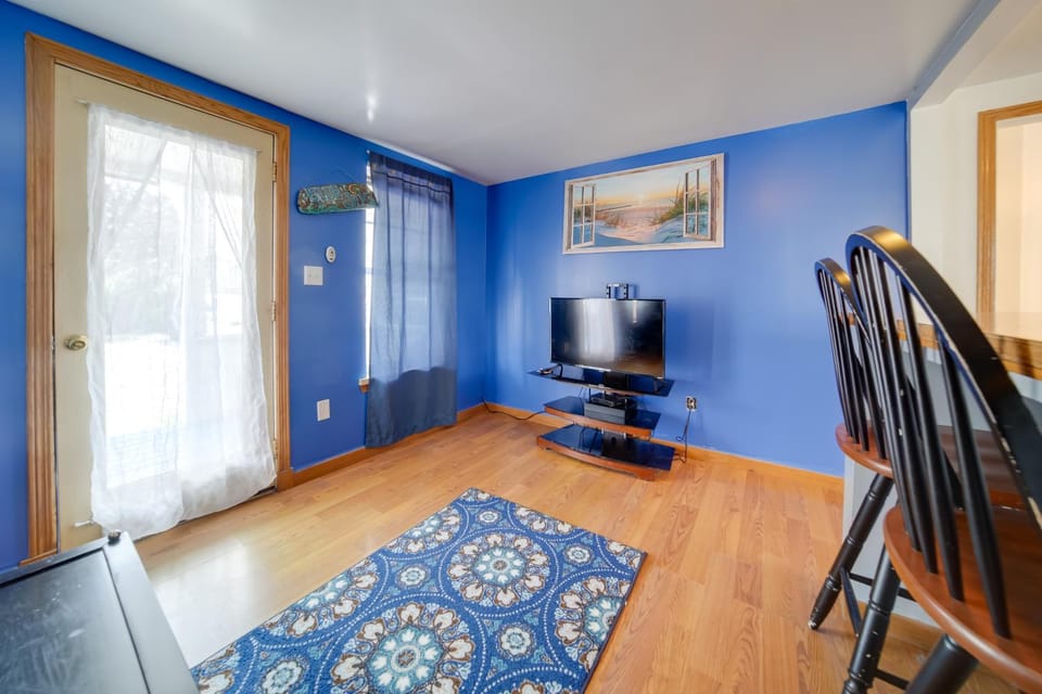 Pet-Friendly Lake Erie Cottage - Walk to the Water House in Geneva-on-the-Lake