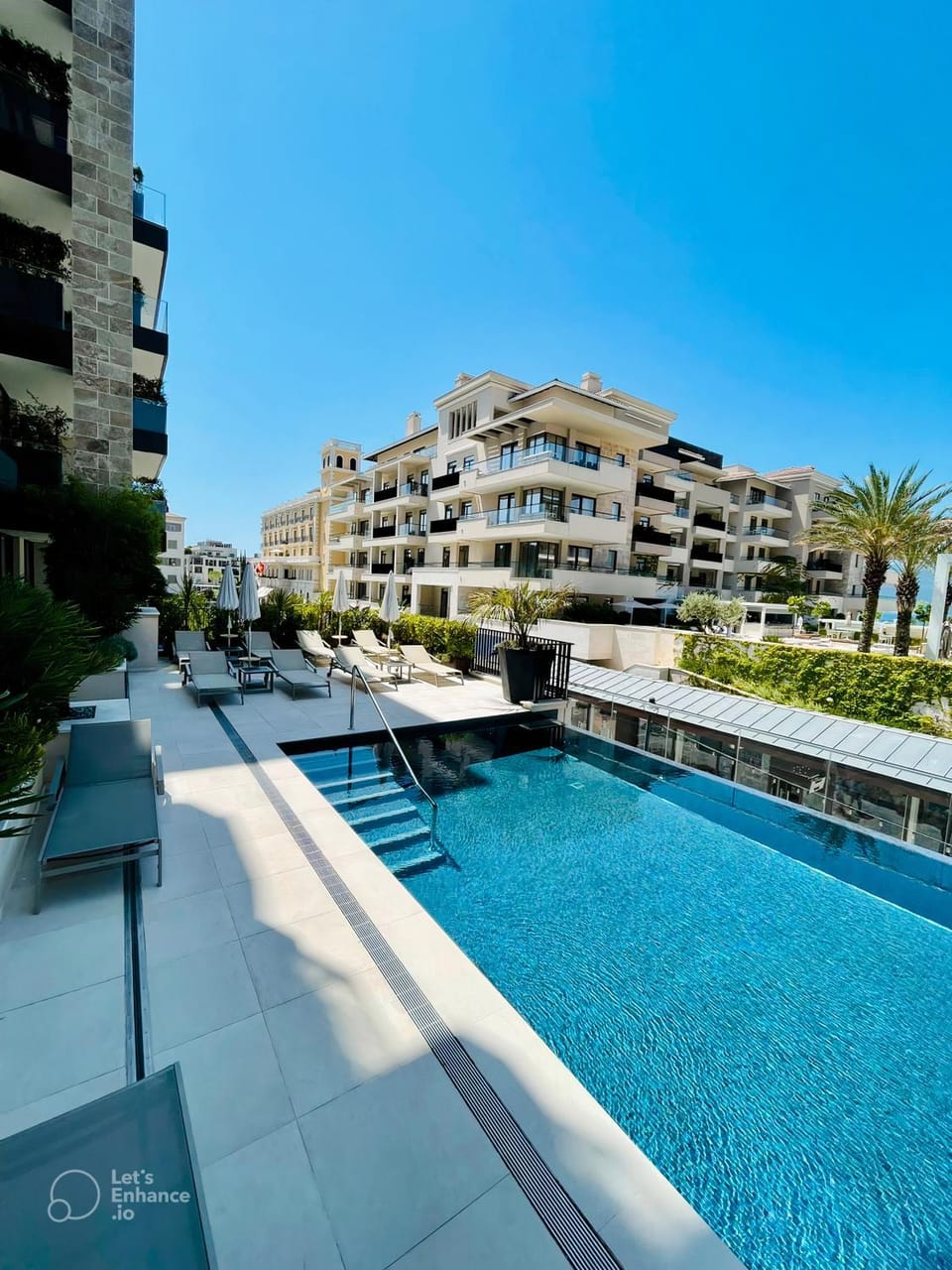 Property building, Balcony/Terrace, Swimming pool