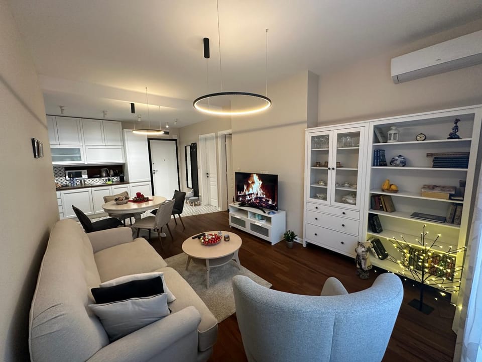 TV and multimedia, Living room, Seating area, Dining area, air conditioner