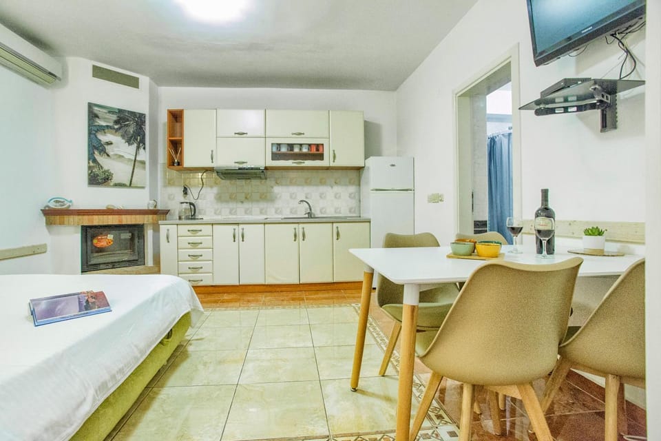 TV and multimedia, Kitchen or kitchenette, Living room, Seating area, Dining area, air conditioner