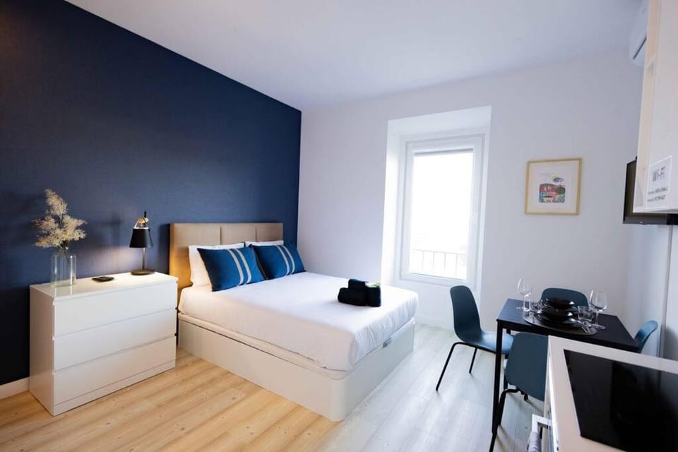Bed, TV and multimedia, Living room, Seating area, Bedroom