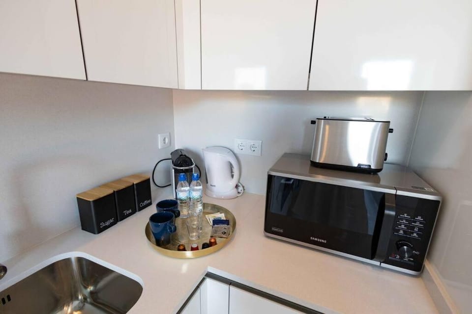 Coffee/tea facilities, Kitchen or kitchenette, stove, toaster