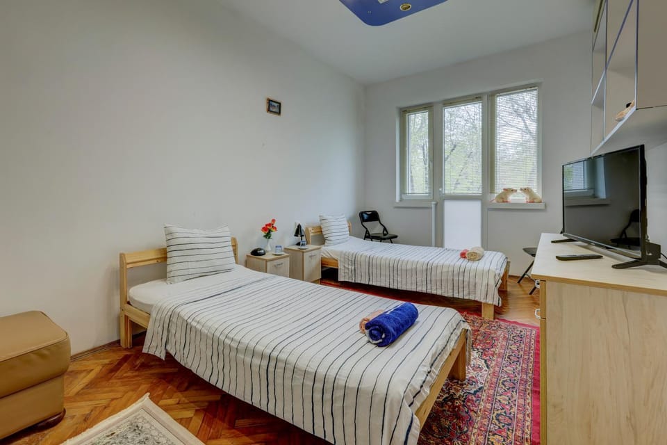 Bed, TV and multimedia, Bedroom, towels