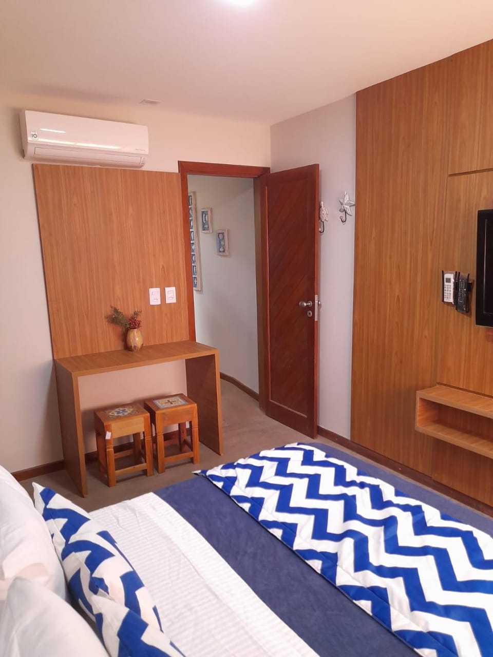 Bed, TV and multimedia, Photo of the whole room, Bedroom, hair dresser, locker, wardrobe