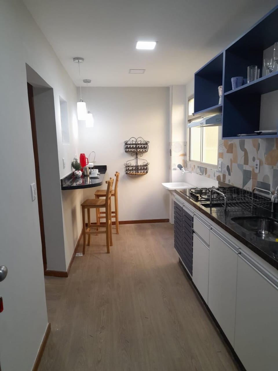 Kitchen or kitchenette, Dining area, minibar, stove
