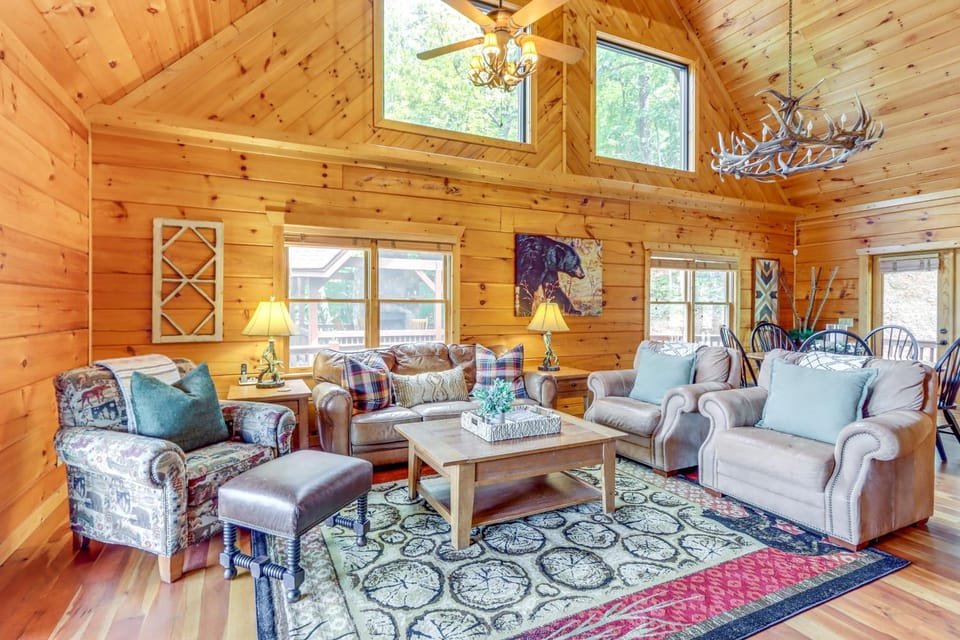 Hot Tub + Mtn Views: 'Bear Ridge Cabin' in Georgia Cabin in Georgia
