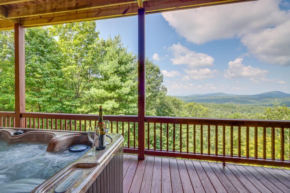 Hot Tub + Mtn Views: 'Bear Ridge Cabin' in Georgia Cabin in Georgia
