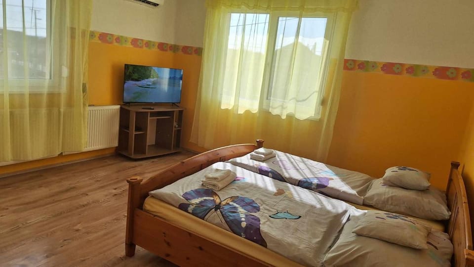 Bedroom, air conditioner