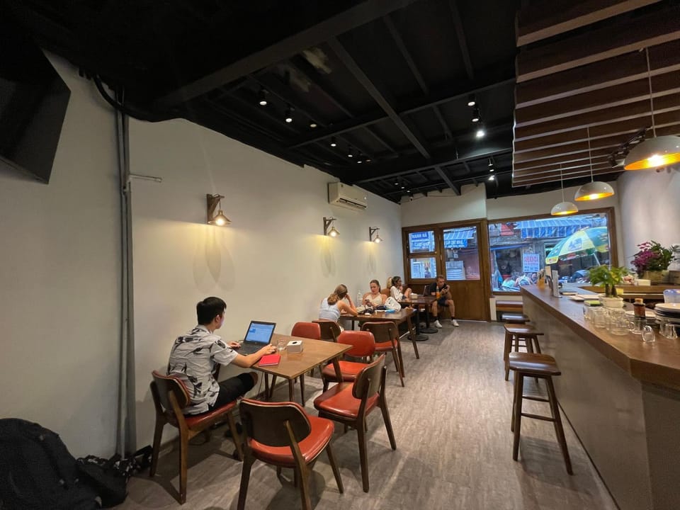Living room, Food and drinks, Seating area, group of guests