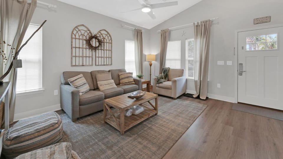 KK's Beach House - Newly remodeled, close to Seaside, easy walk to beach House in South Walton County