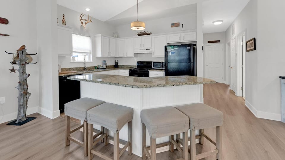KK's Beach House - Newly remodeled, close to Seaside, easy walk to beach House in South Walton County