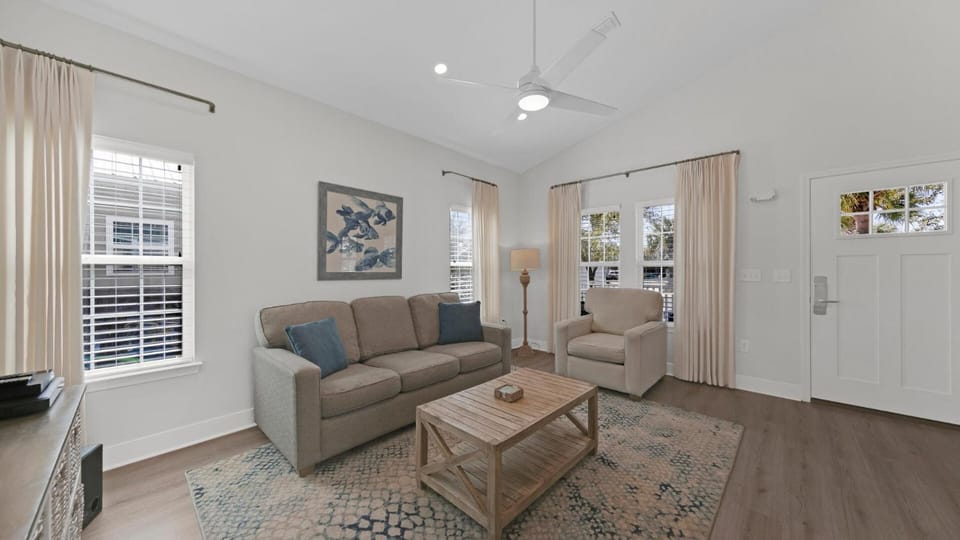 Pelican House - Newly remodeled, professionally decorated, only about 1 mile to Seaside! House in South Walton County