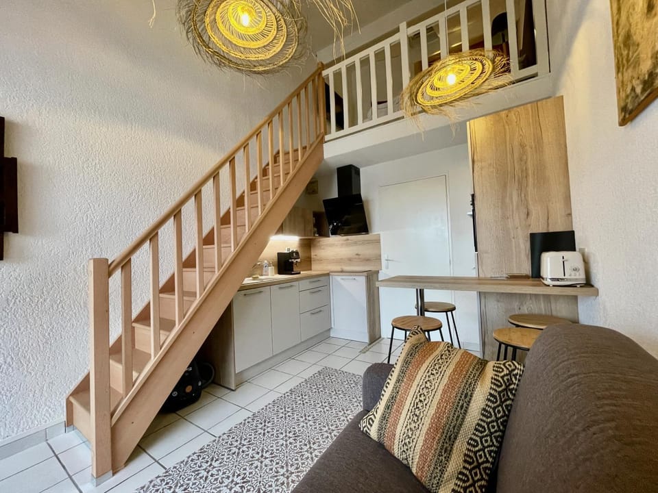 Kitchen or kitchenette, Living room, Seating area