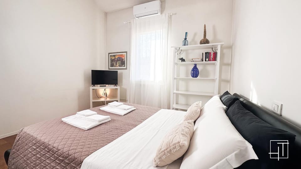 Bed, Photo of the whole room, Bedroom, towels, air conditioner