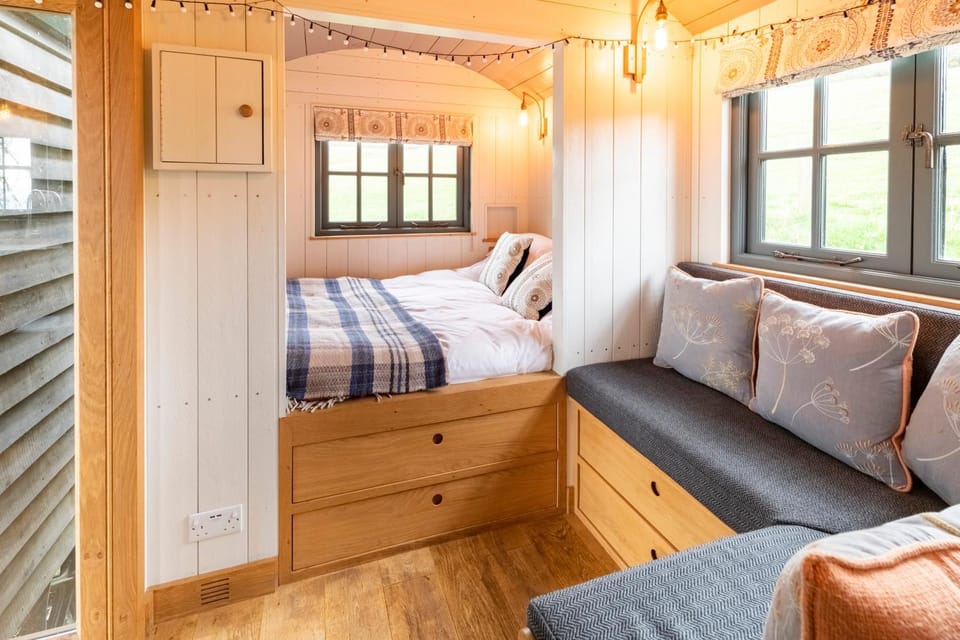 Bed, Seating area, Bedroom