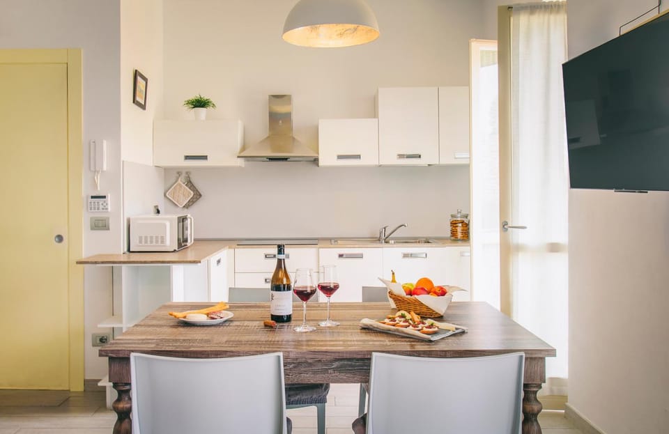 TV and multimedia, Kitchen or kitchenette, Dining area, minibar