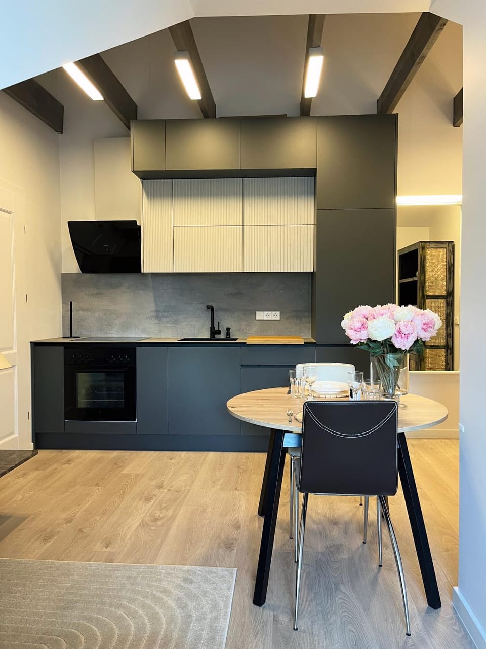 Kitchen or kitchenette, Dining area