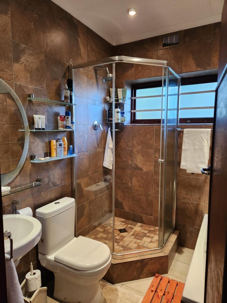 Shower, Toilet, Bathroom, towels