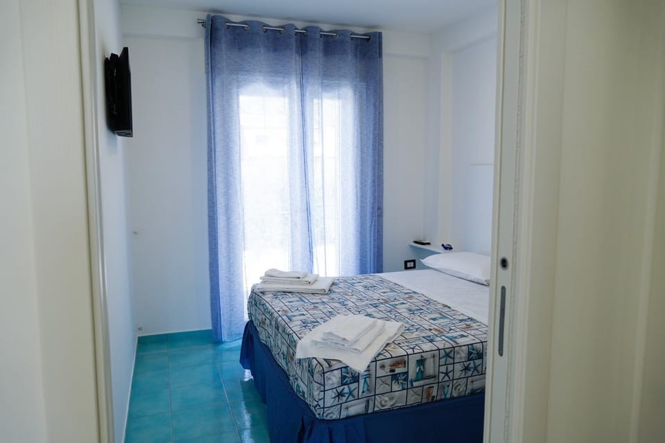 Bed, TV and multimedia, Photo of the whole room, Bedroom, towels