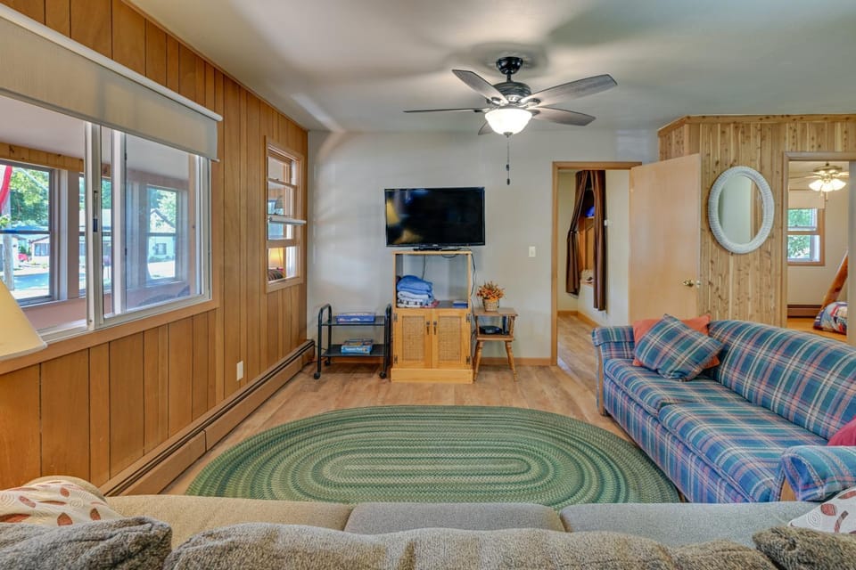 4-Season Anglers Cabin At Shawano Lake w/ Views! Cabin in Wisconsin