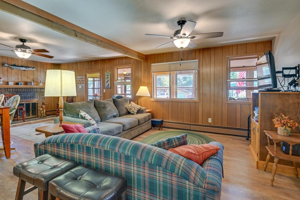 4-Season Anglers Cabin At Shawano Lake w/ Views! Cabin in Wisconsin