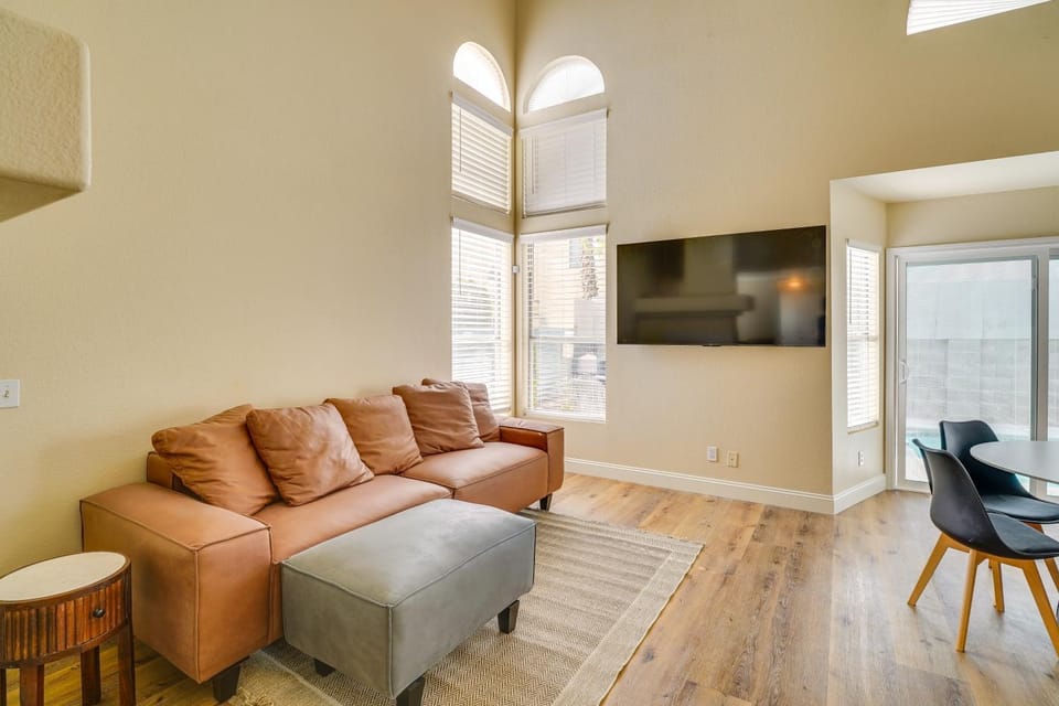 Luxe 3BR Executive Home w/ Pool, Office & Patio House in Summerlin