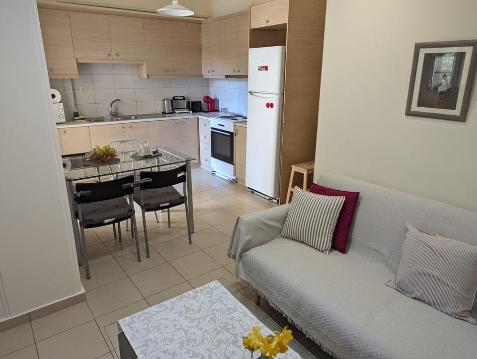Kitchen or kitchenette, Living room, Dining area, minibar, pet friendly, toaster, kitchen, kitchen