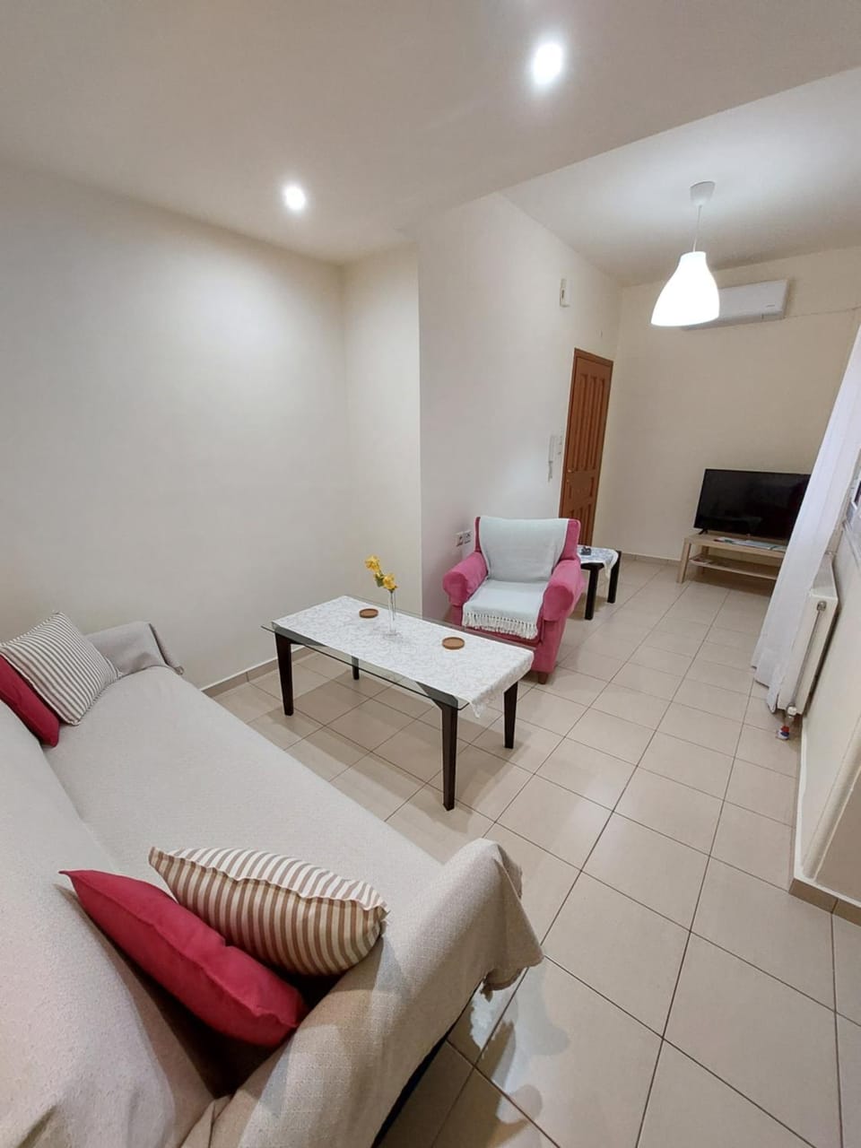 TV and multimedia, Living room, Seating area, air conditioner