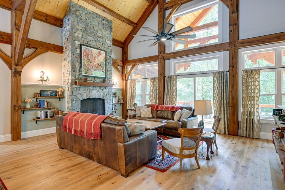 6 Mi to Dtwn Cashiers: Spacious Home w/ Deck House in Tennessee
