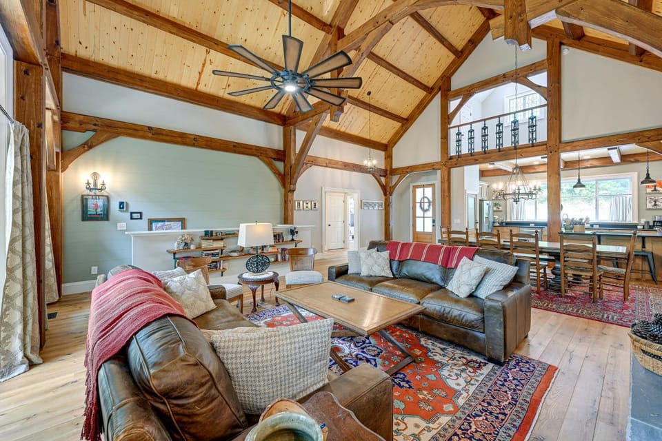 6 Mi to Dtwn Cashiers: Spacious Home w/ Deck House in Tennessee