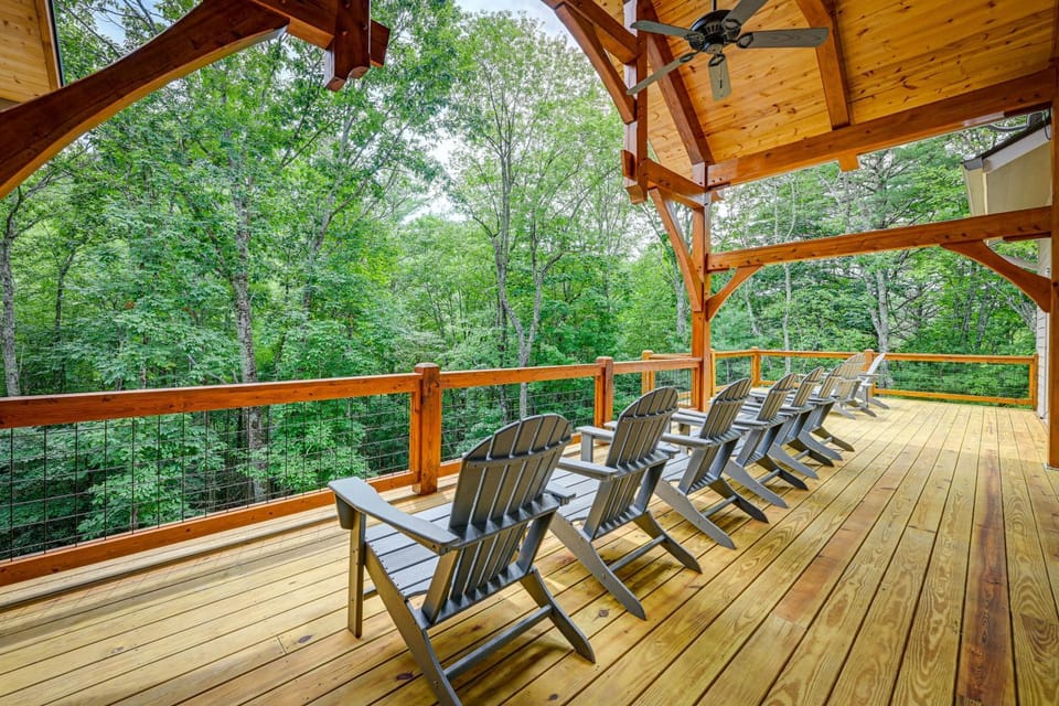 6 Mi to Dtwn Cashiers: Spacious Home w/ Deck House in Tennessee