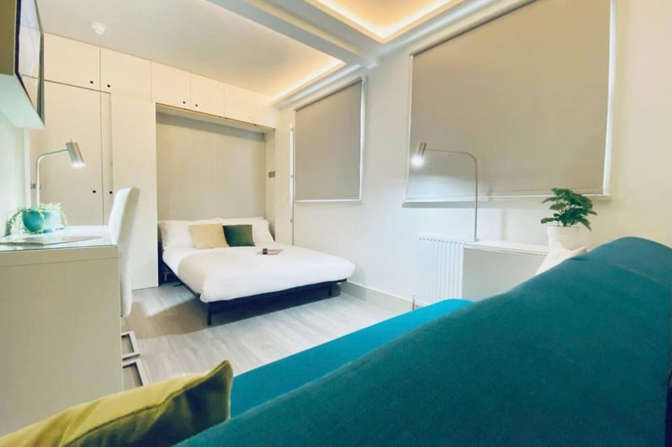 Bed, Living room, Photo of the whole room, Seating area, Bedroom