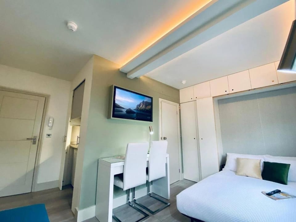 Bed, TV and multimedia, Living room, Photo of the whole room, Seating area, Bedroom, hair dresser