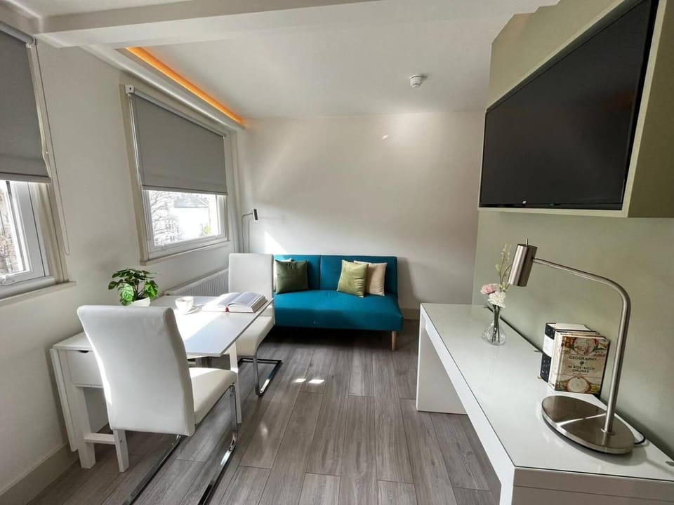 TV and multimedia, Living room, Seating area, Dining area, hair dresser