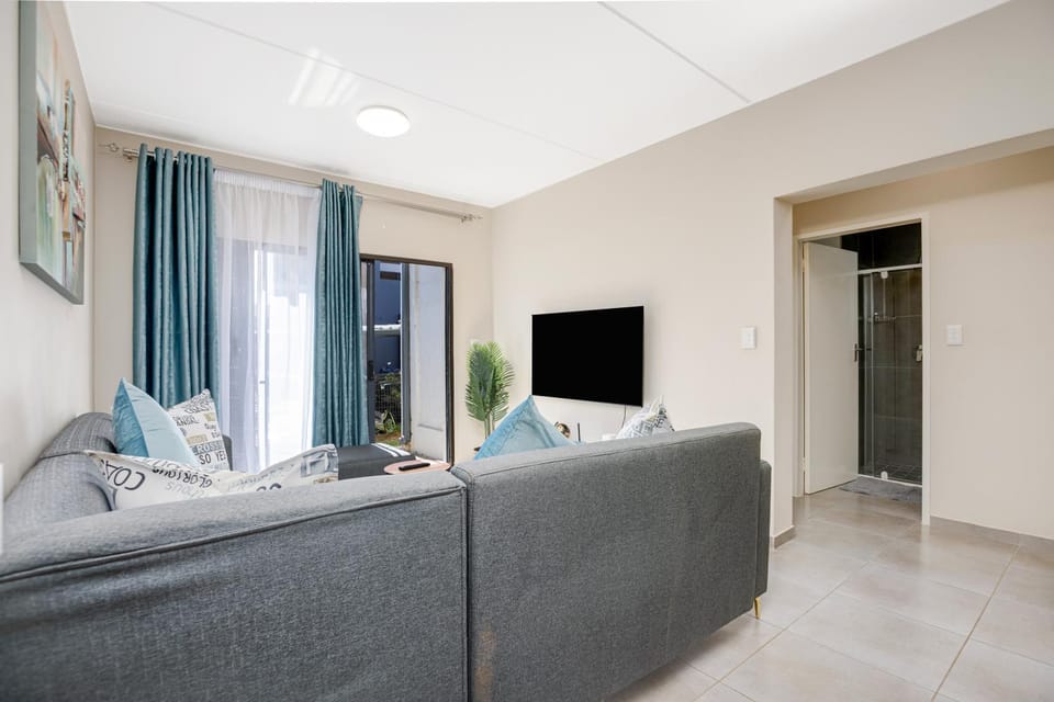 Communal lounge/ TV room, TV and multimedia, Living room, Seating area, Evening entertainment