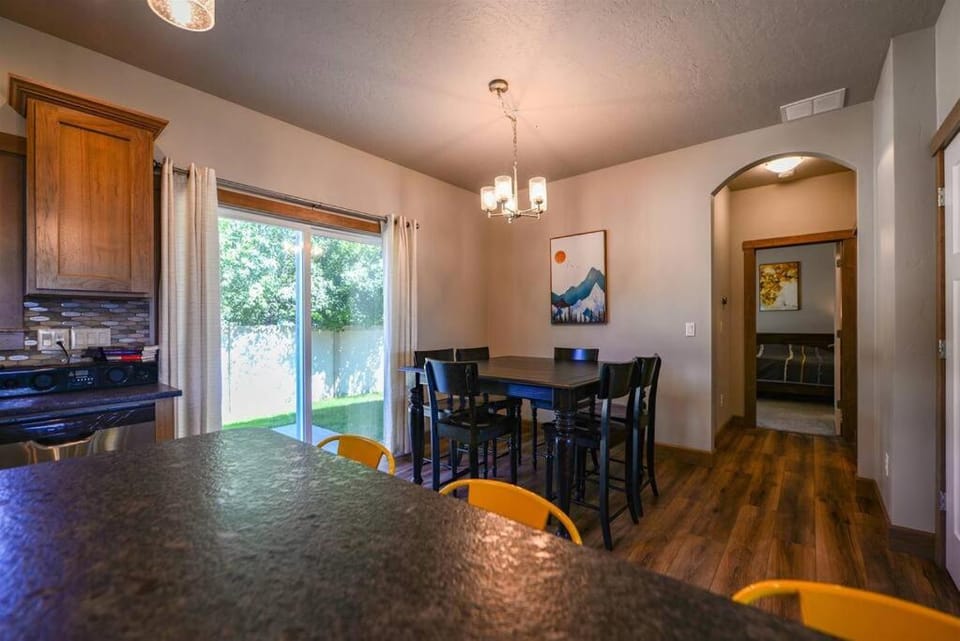 CDA Hideaway 4 bed 3 Bath Modern Mid Term Rental House in Hayden