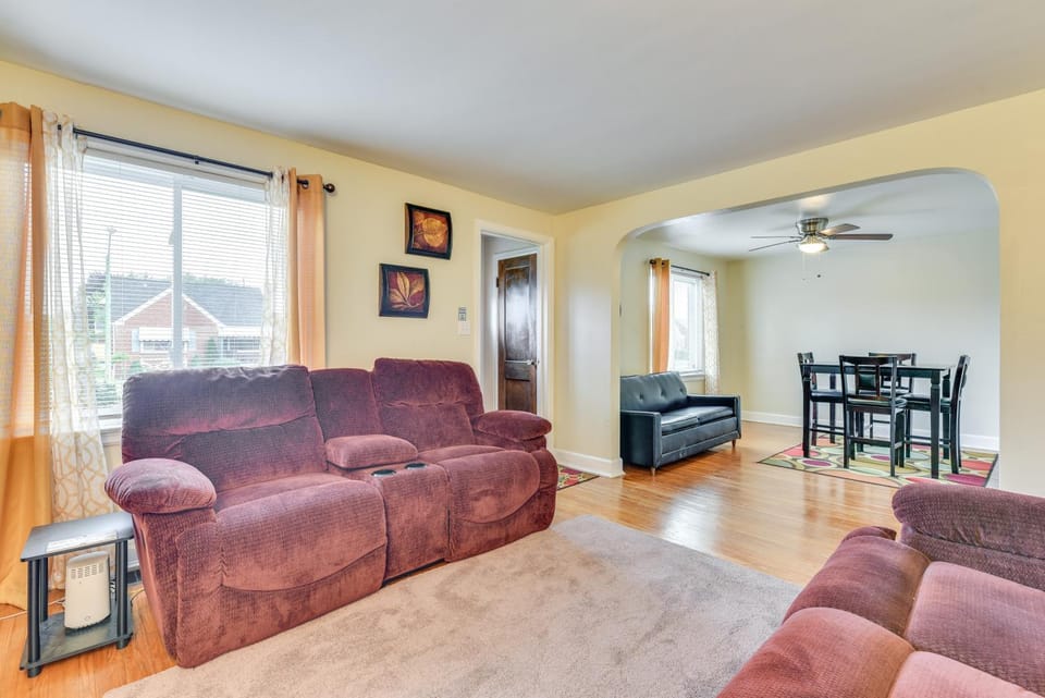 Quiet Cheektowaga Retreat 23 Mi to Niagara Falls! House in Cheektowaga