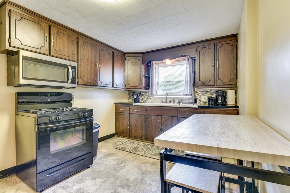 Quiet Cheektowaga Retreat 23 Mi to Niagara Falls! House in Cheektowaga