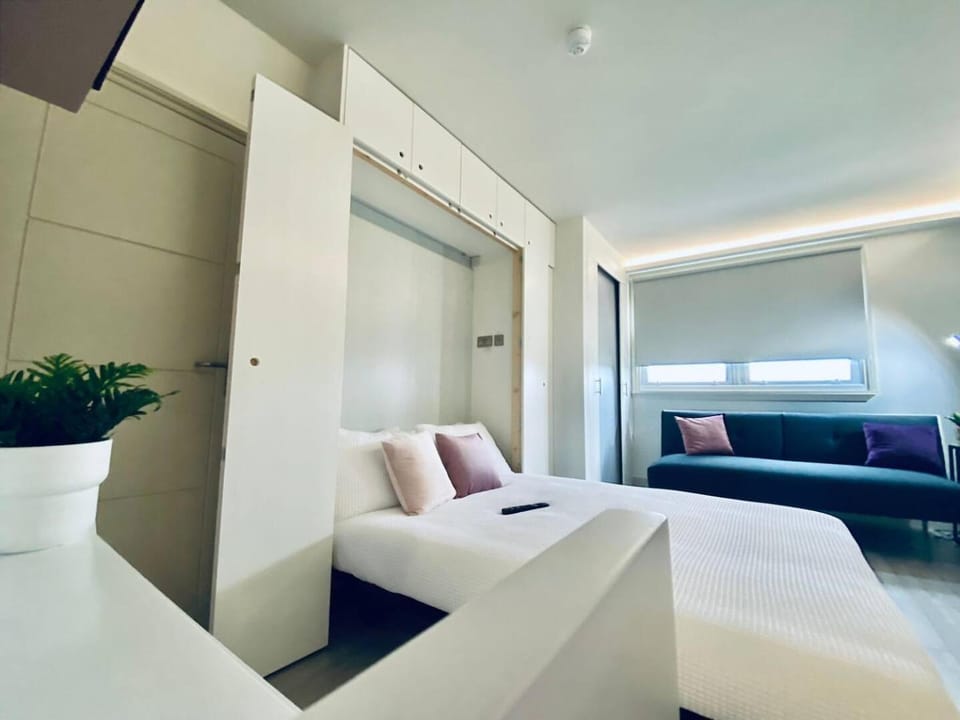 Bed, Photo of the whole room, Seating area, Bedroom