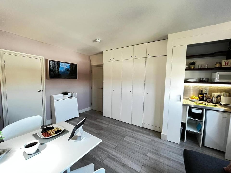 TV and multimedia, Coffee/tea facilities, Kitchen or kitchenette, Dining area, Food